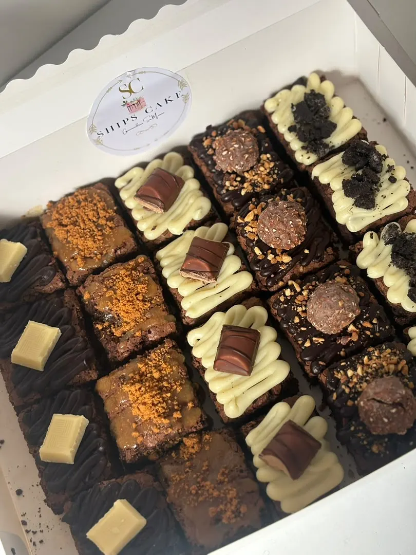 Plateau de brownies assortis, garnitures chocolat blanc et noisette