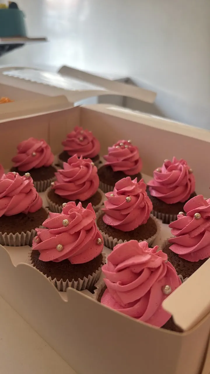 Boîte de cupcakes au glaçage rose et framboise