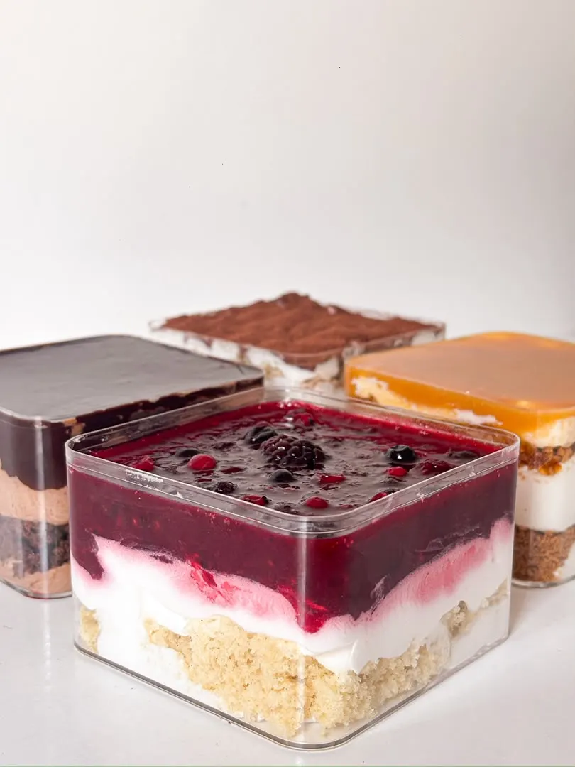 Parts d'entremets variés : framboise, tiramisu et mangue