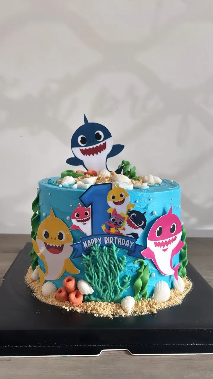 Gâteau bleu sur le thème Baby Shark, décor de fond marin