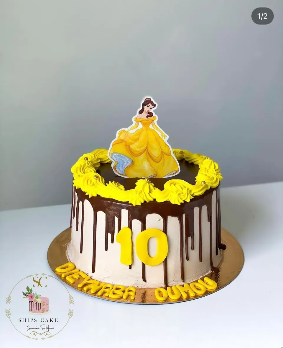 Gâteau à coulure de chocolat surmonté d'une figurine de princesse, chiffre 10
