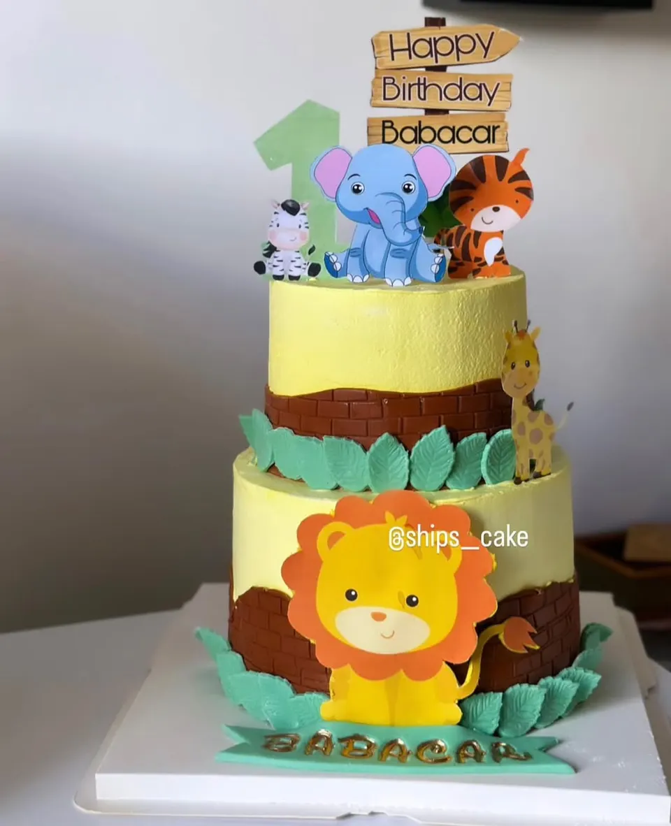 Gâteau à trois étages sur le thème de la jungle, lion et éléphant en pâte à sucre