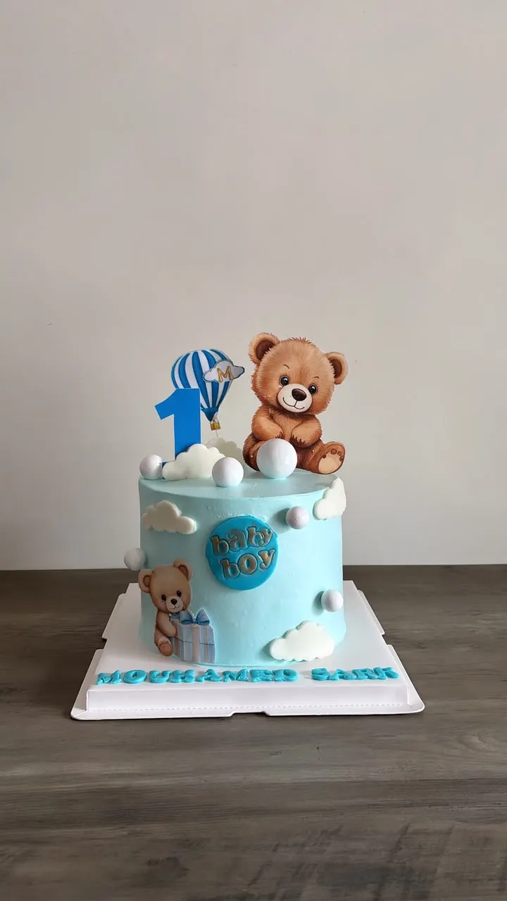 Gâteau de premier anniversaire bleu ciel, ourson en pâte à sucre et chiffre 1