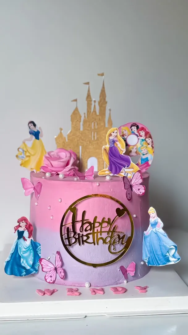 Gâteau rose sur le thème des princesses, décor de château et figurines