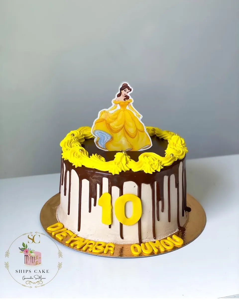 Gâteau au chocolat à coulure de ganache, rosaces jaunes et princesse Disney en robe jaune