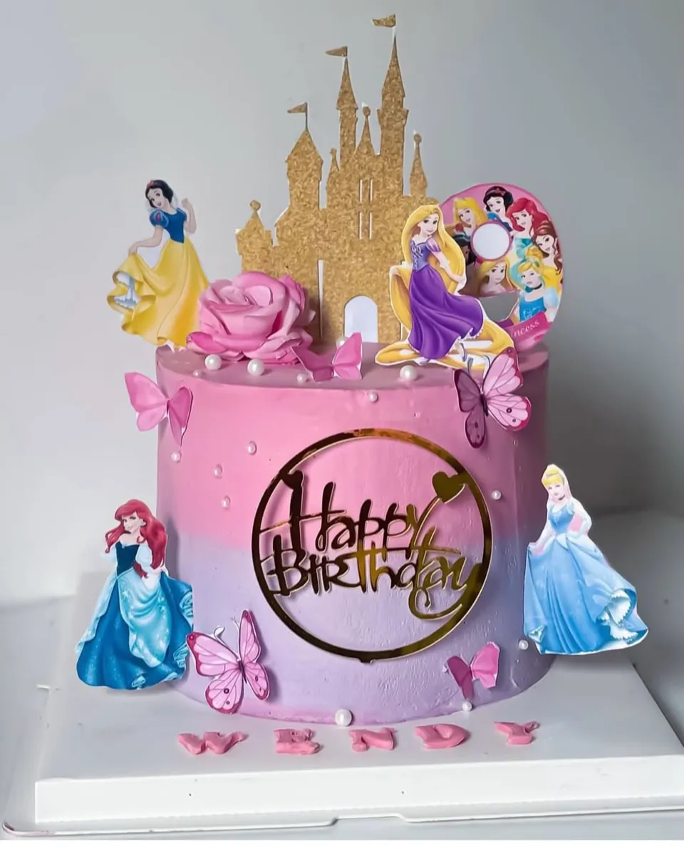 Gâteau rose et mauve dégradé sur le thème des princesses Disney, avec un château doré
