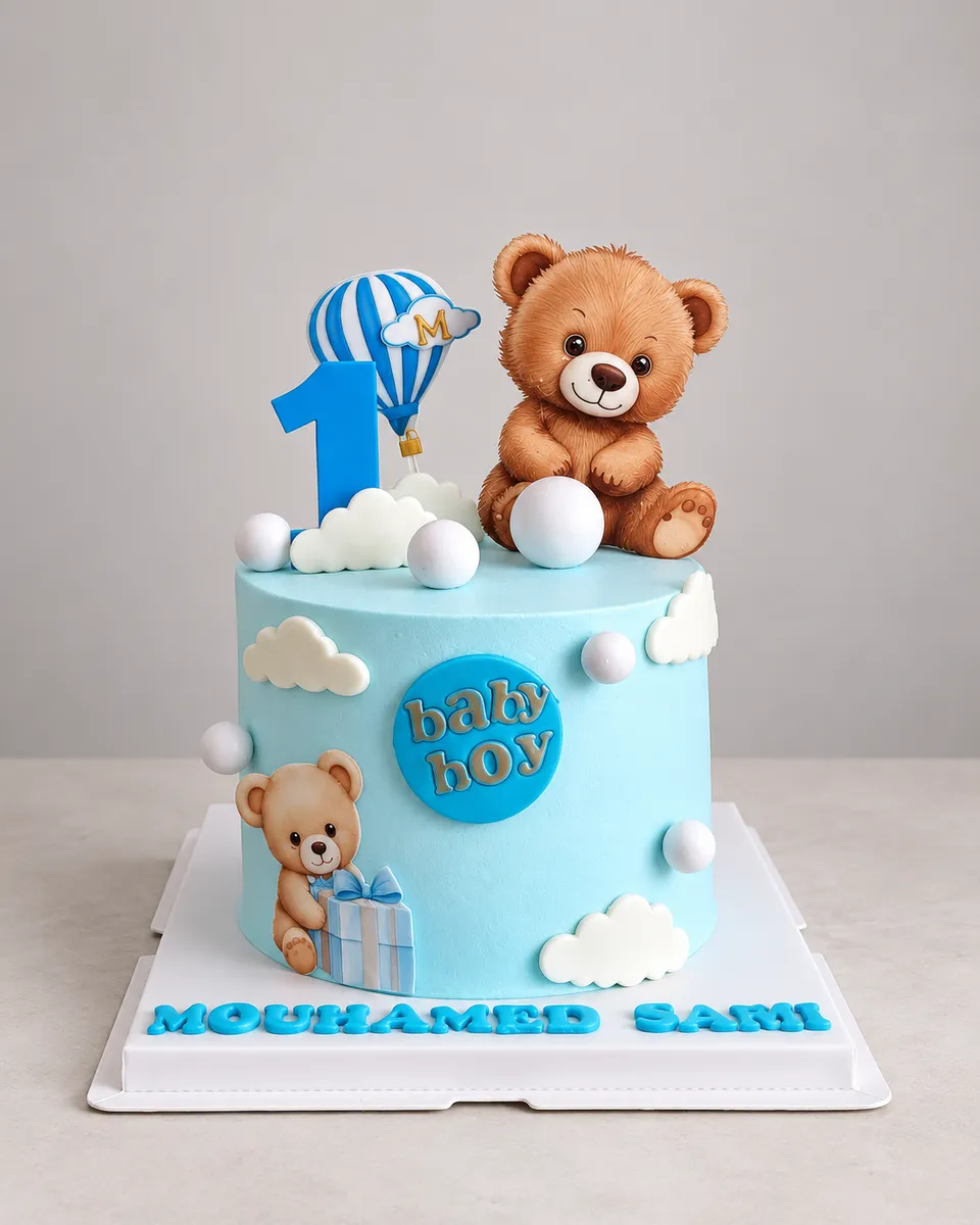 Gâteau bleu ciel décoré d'un ourson, d'une montgolfière et de nuages en pâte à sucre