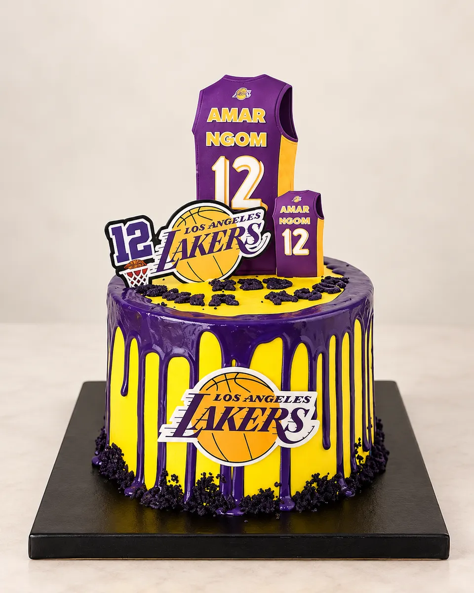 Gâteau jaune à coulure violette aux couleurs des Los Angeles Lakers, avec un maillot de basket en pâte à sucre