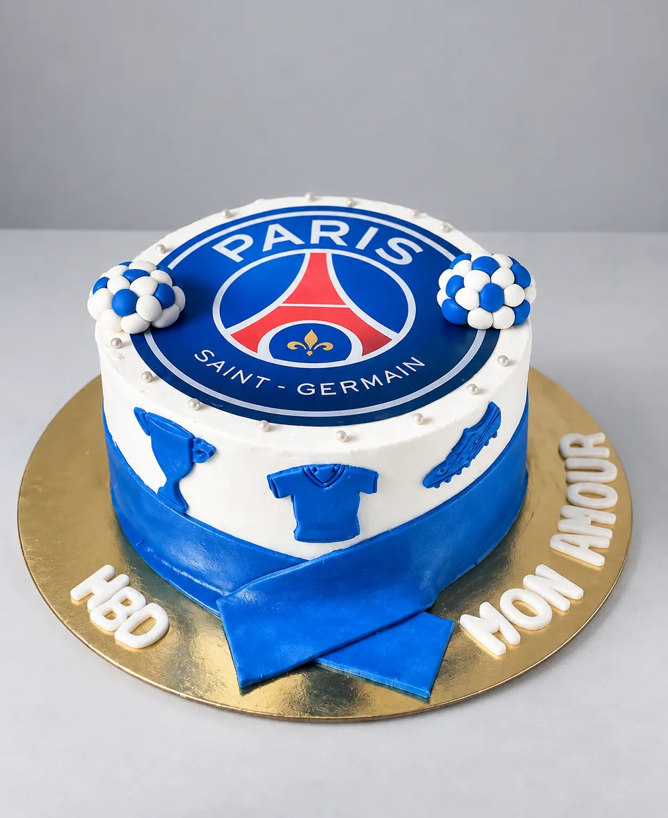 Gâteau blanc et bleu aux couleurs du Paris Saint-Germain, avec écharpe, maillot et coupe en pâte à sucre