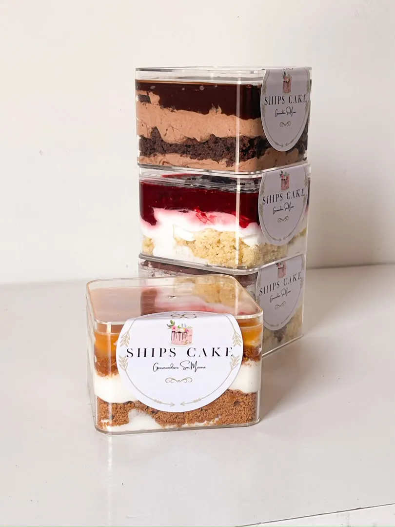Verrines individuelles empilées, étiquetées Ships Cake